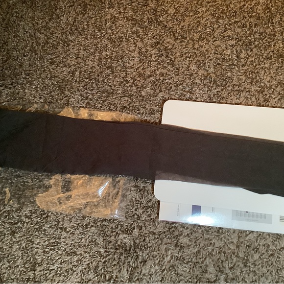 Hanes silk reflections non-control top pantyhose, barely black, size: CD - Picture 8 of 12